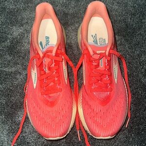 BRAND NEW Women’s Brooks Hyperion Tempo - size 9